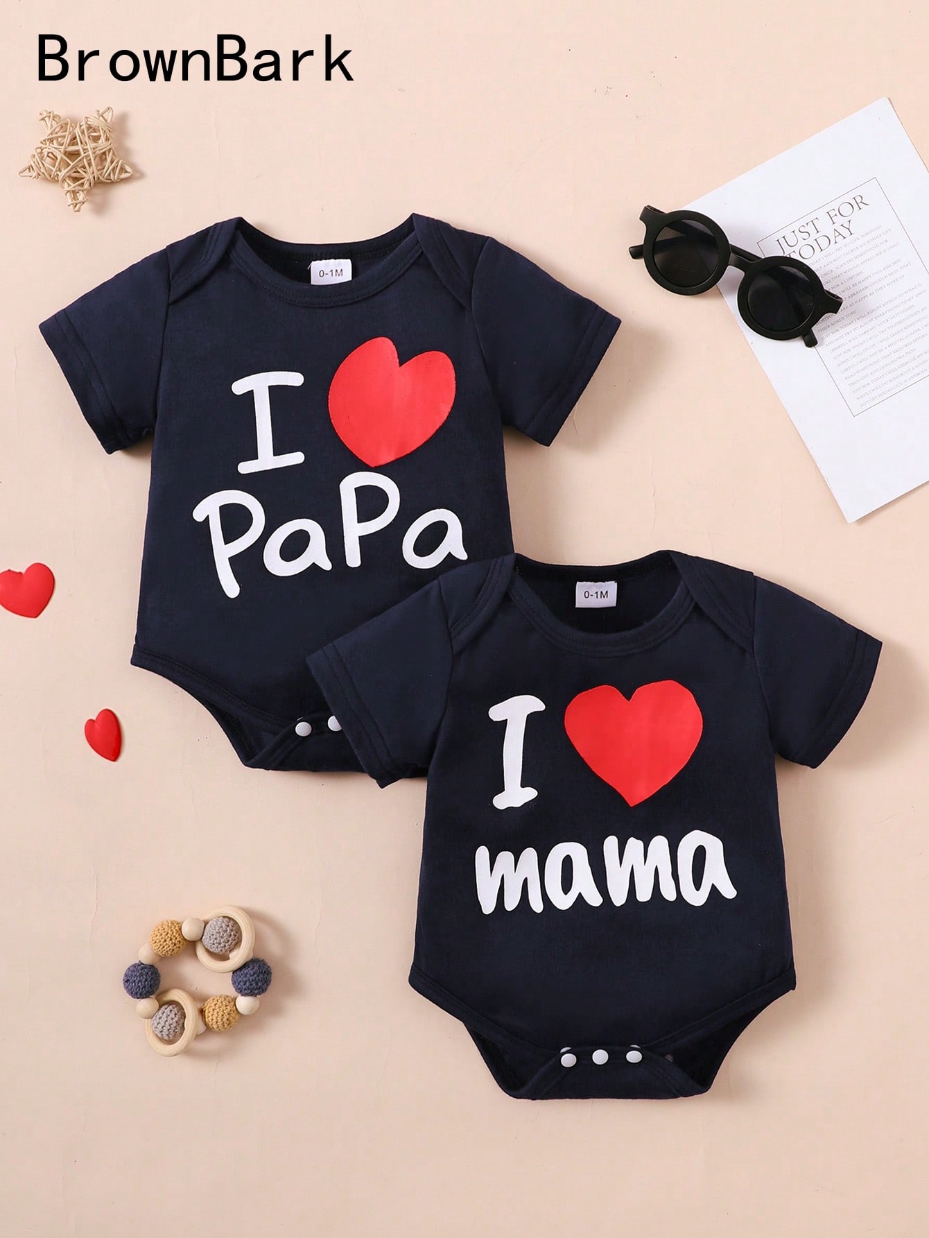 Baby Clothing Brand - 2ピースセット、男女兼用の夏用キュートなカジュアル半袖ロンパースセット。楽しい「I love papa&mama」のハート型レタープリントが特徴の半袖ロンパースで、新生児の男の子と女の子が夏の日常のカジュアルなお出かけに着用するのに適しています。
