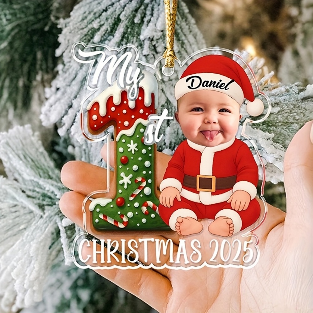 Baby Clothing Keepsake - 2026年、赤ちゃんの初めてのクリスマスを記念したカスタムアクリルオーナメント。赤ちゃんの写真と名前を登録して、オリジナルのクリスマスツリー飾りとして贈る、思い出に残るギフト。