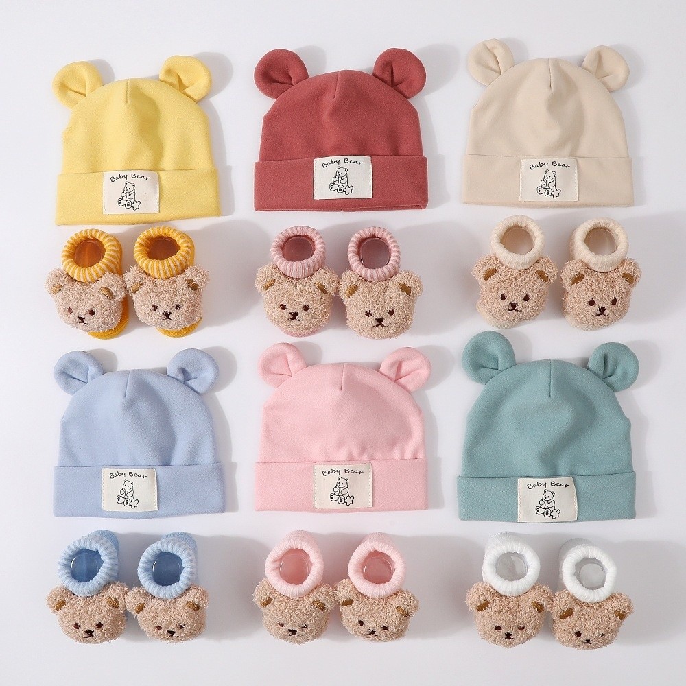 Baby Hat Beanie - 2点セット：綿製ベビーハットと靴下。暖かく通気性に優れたベビー用帽子と靴下。新生児向けの、かわいいクマの耳が付いたニット帽。